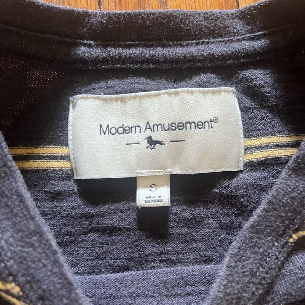 Modern Amusement Mens Long Sleeve Pullover Shirt Size Small - Picture 3 of 9